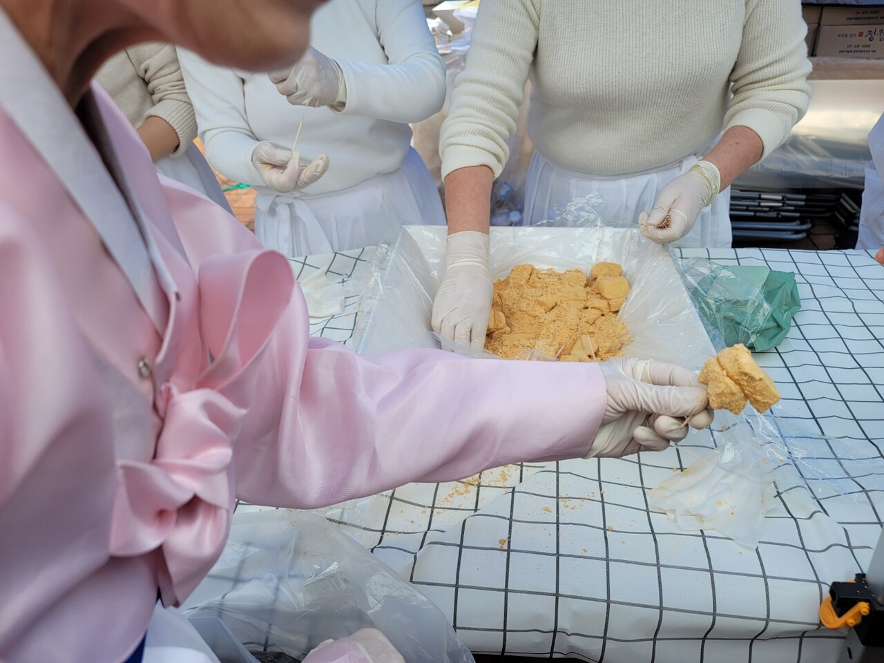 포토] 명성교회 추수감사절 국밥행사 < 갤러리 < 기사본문 - 프리진경제