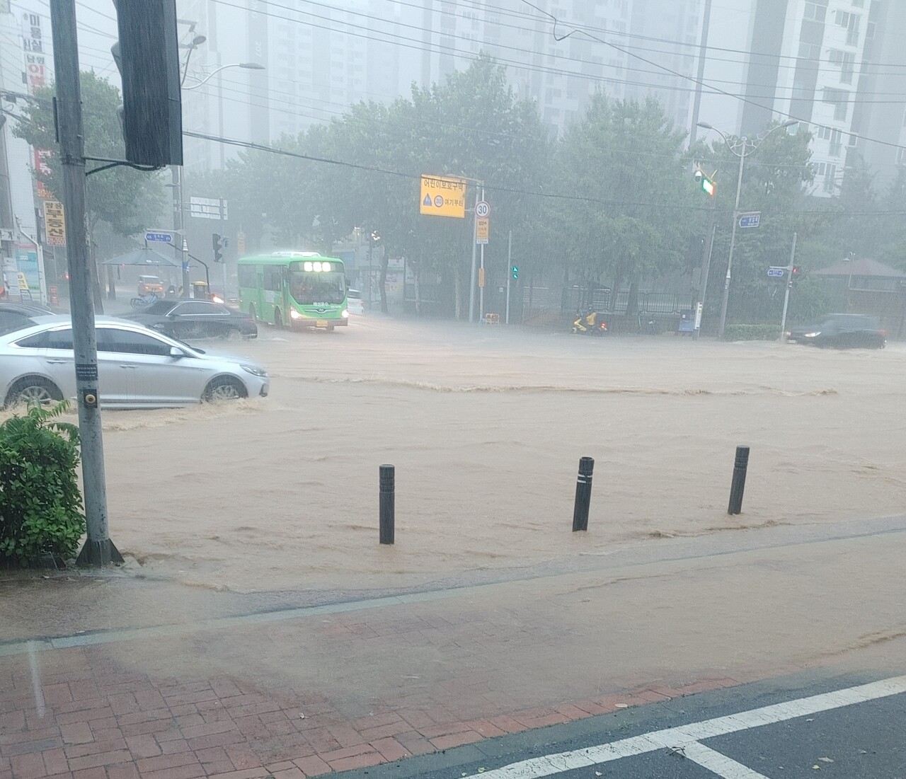포토] 인천 부평구 집중호우 도로 침수 < 인천 < 지역 < 기사본문 - 프리진경제