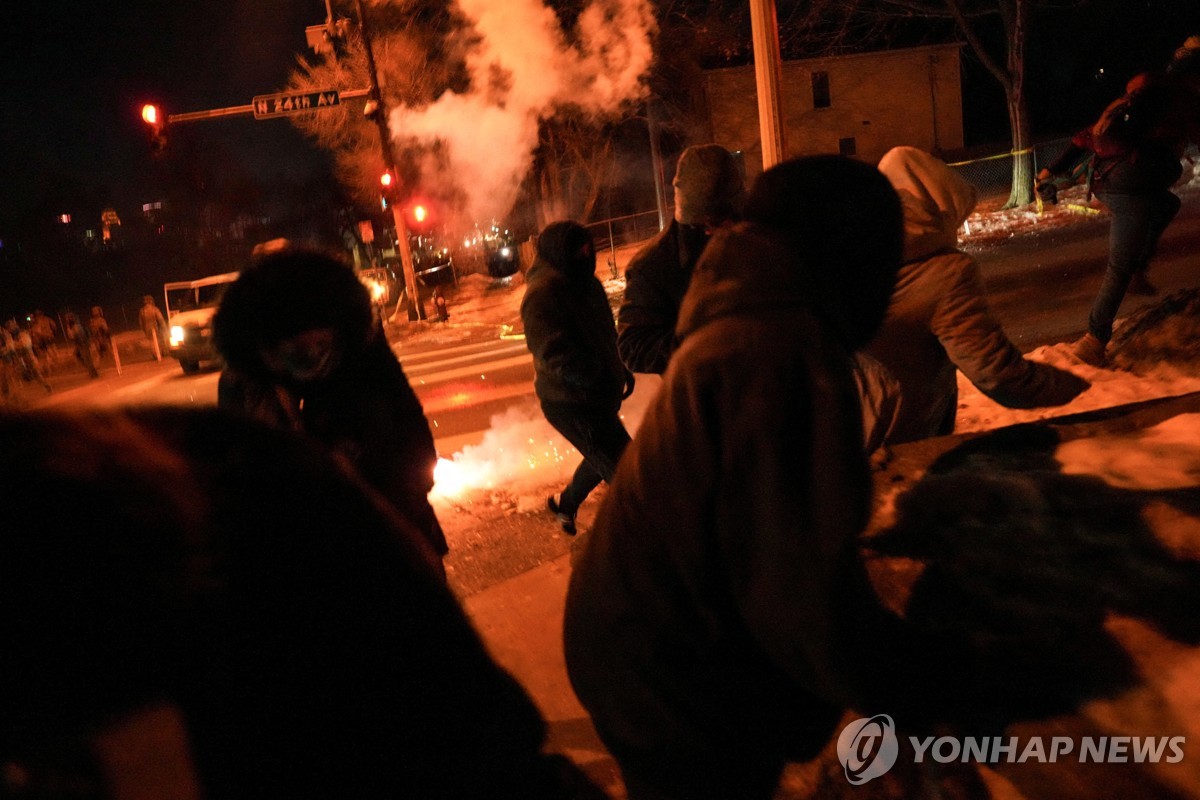 미니애폴리스 ICE 연루 총격 잇따라…연방 단속과 시위 충돌 격화 < 국제· IT < 기사본문 - 프리진경제