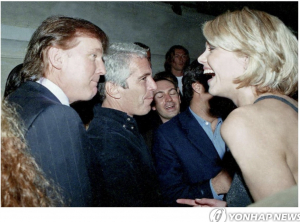 미국 민주당, 엡스타인 사진 공개...미 정재계 인사 두루 포함